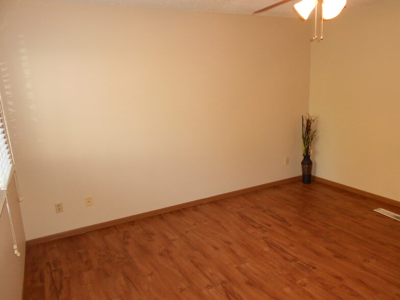 Building Photo - 420 6th Ave