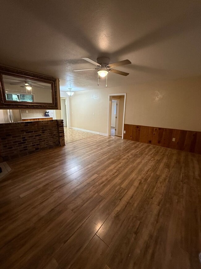 Building Photo - Newly Updated! 3 Bed/2 Bath House on a Lar...