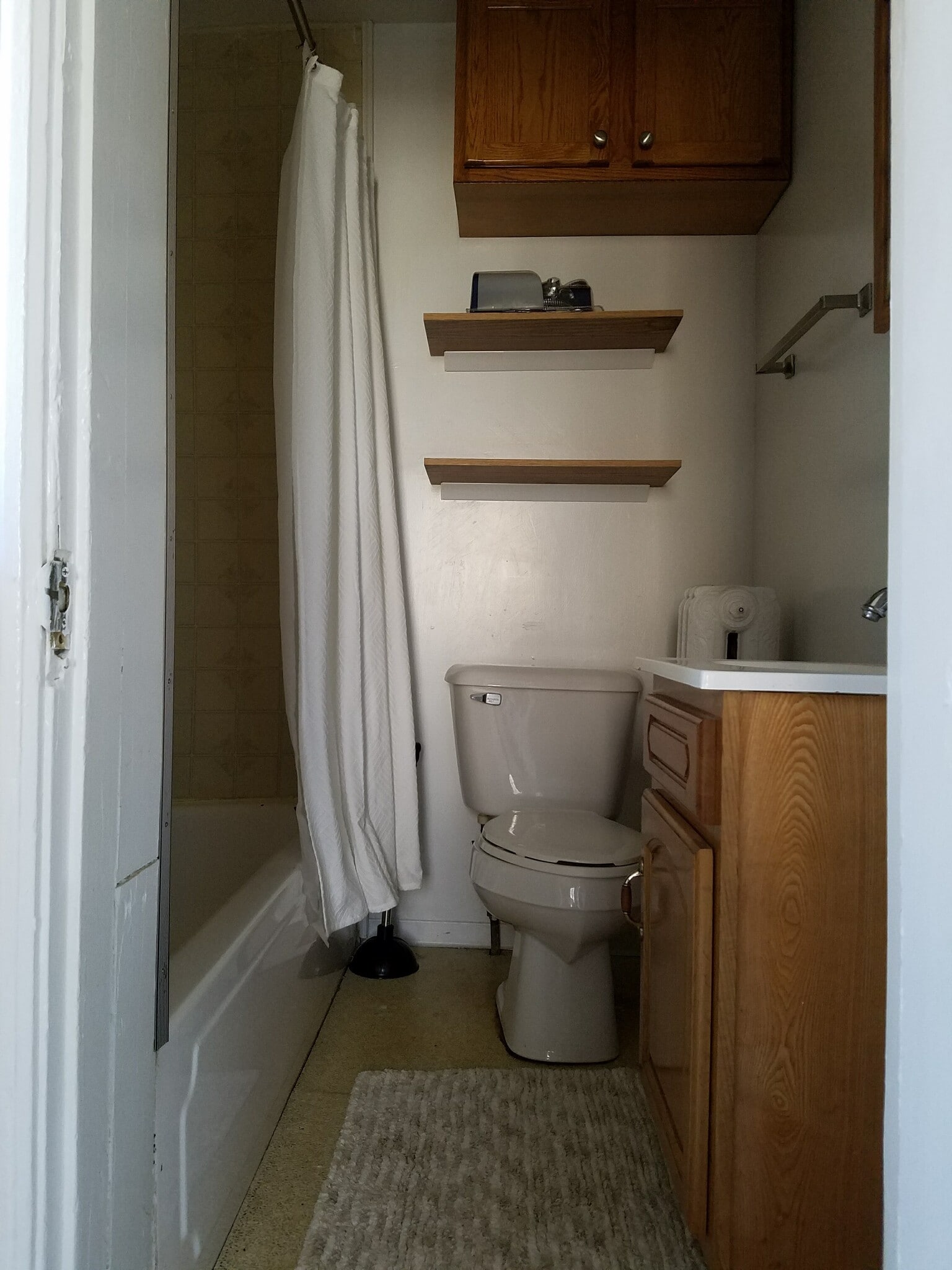 Main level full bathroom - 556 Rose Ave E