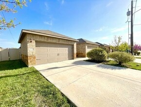 Building Photo - High Ceilings, Fenced Yard & 2-Car Garage – New Braunfels Living!
