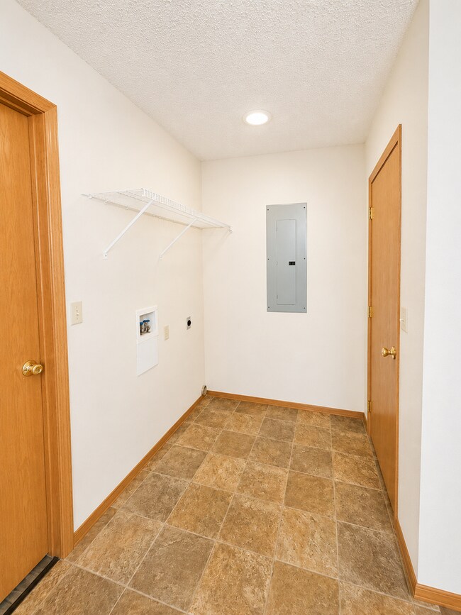 Building Photo - 2 Bed | 2 Bath | 1-Car Garage | South Joplin $1000