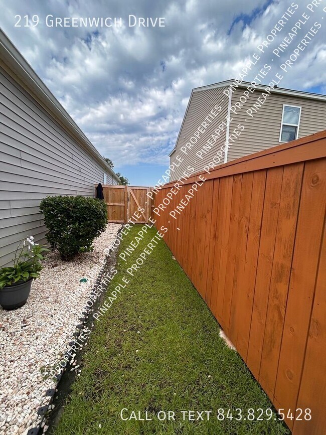 Building Photo - 219 Greenwich Dr