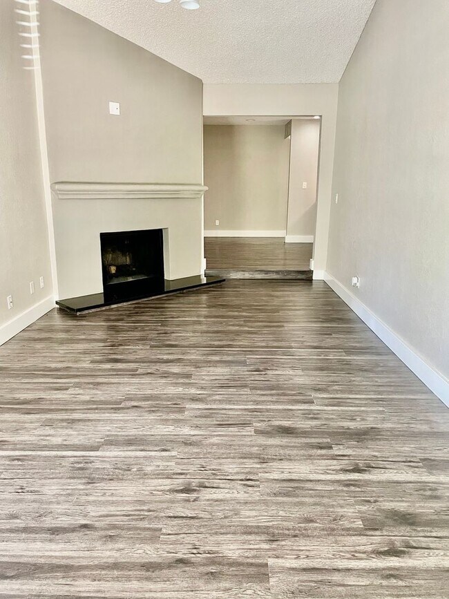 Building Photo - LARKSPUR 2431-2433