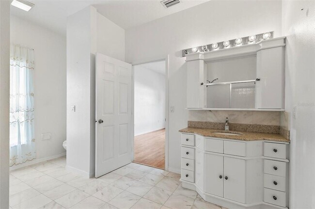 Building Photo - 42 Raintree Pl