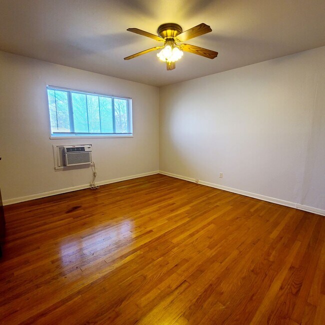 Building Photo - Great 1 Bedroom 1 Bath Apartment