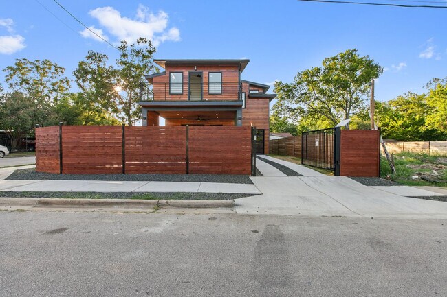 Building Photo - 1710 Brassie St