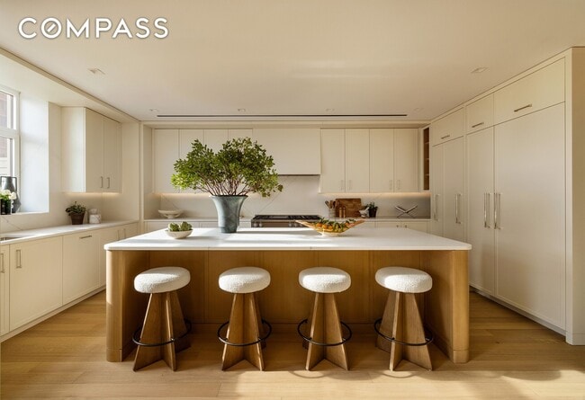 Building Photo - 211 W 84th St