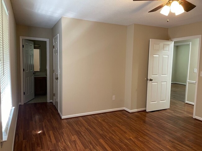 Building Photo - Beautiful 3 bed, 2 bath brick home located...