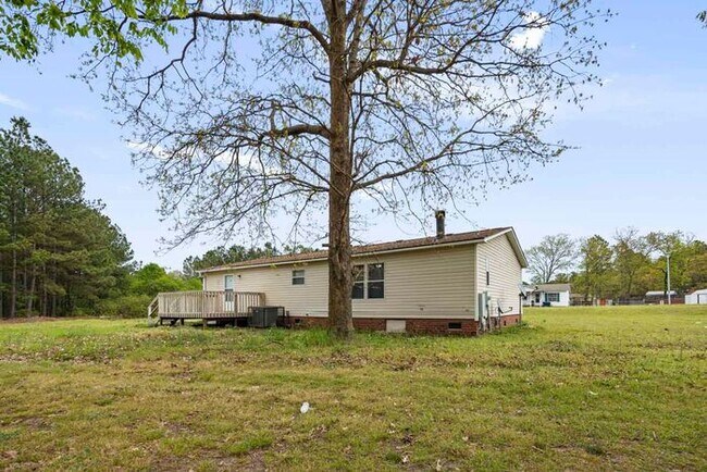 Building Photo - 3 Bed 2 Bath Home Close to Fort Bragg