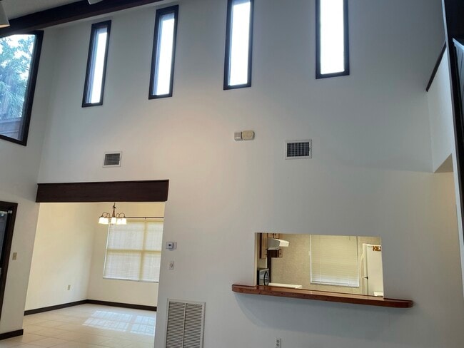 Building Photo - 1375 Cameron Ave