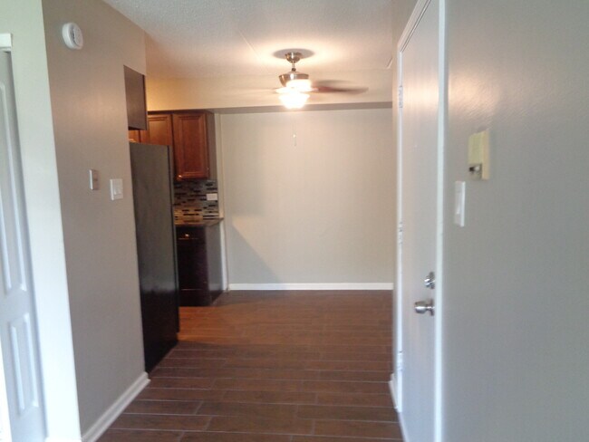 Building Photo - 14785 Lake View Dr