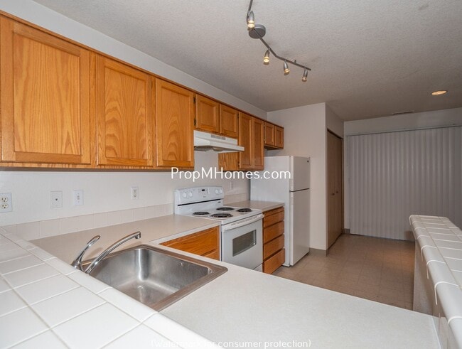 Building Photo - Two Bedroom Townhome In SE Portland w/ Lar...