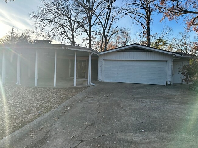 Building Photo - 3/2/2 Fenced Yard LISD Pet Friendly