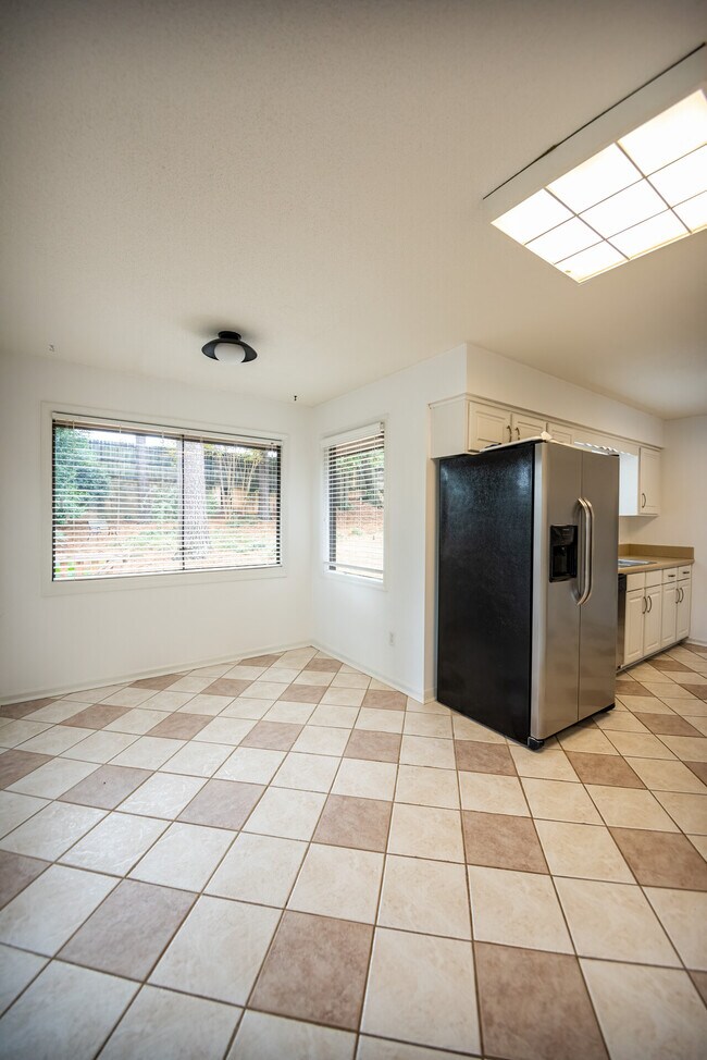Building Photo - 6815 Raintree Dr