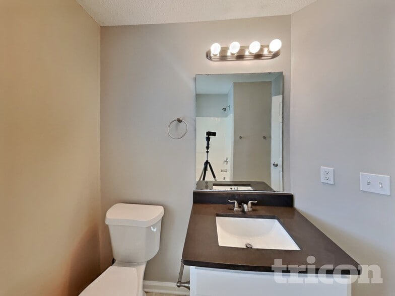 Building Photo - 121 Quiet Refuge Ln