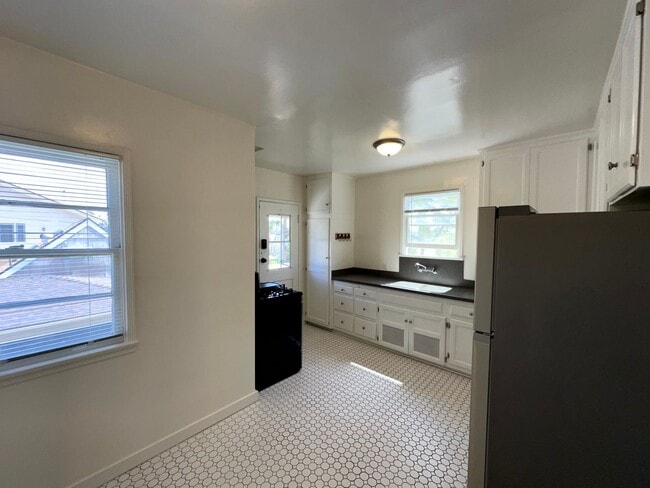 Building Photo - Lovely Cozy & Spacious renovated upper lev...