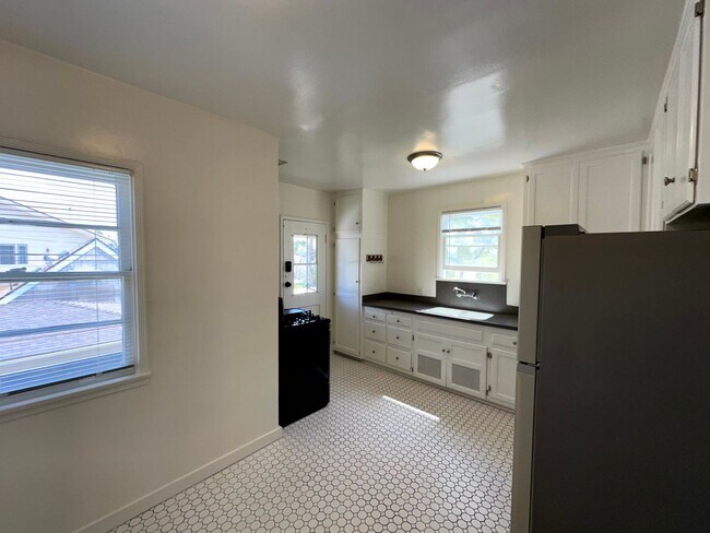 Building Photo - MOVE-IN SPECIAL 2 WEEKS FREE RENT!!!! - Lovely Cozy & Spacious renovated upper level 1 Bedroom / ...