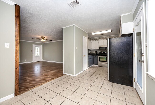 Building Photo - Move in ready 3 Bed 2 Bath Home in East Central School District!