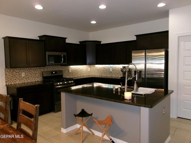 Building Photo - 6445 Villaggio Dr