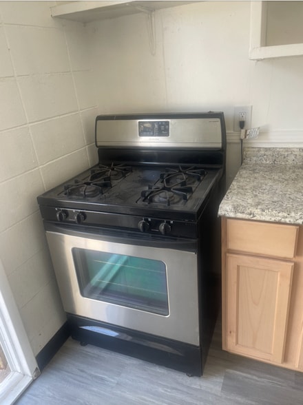 Building Photo - 11 E San Joaquin St