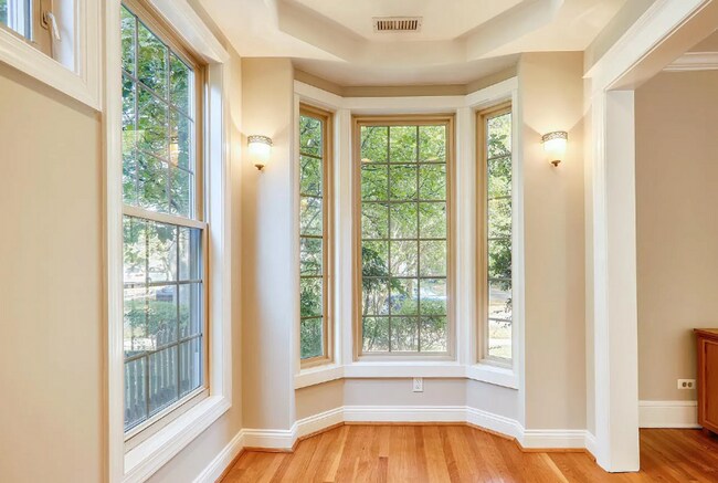 Building Photo - 4 Bed 4 Bath - Bethesda Expanded Colonial - One Car Garage