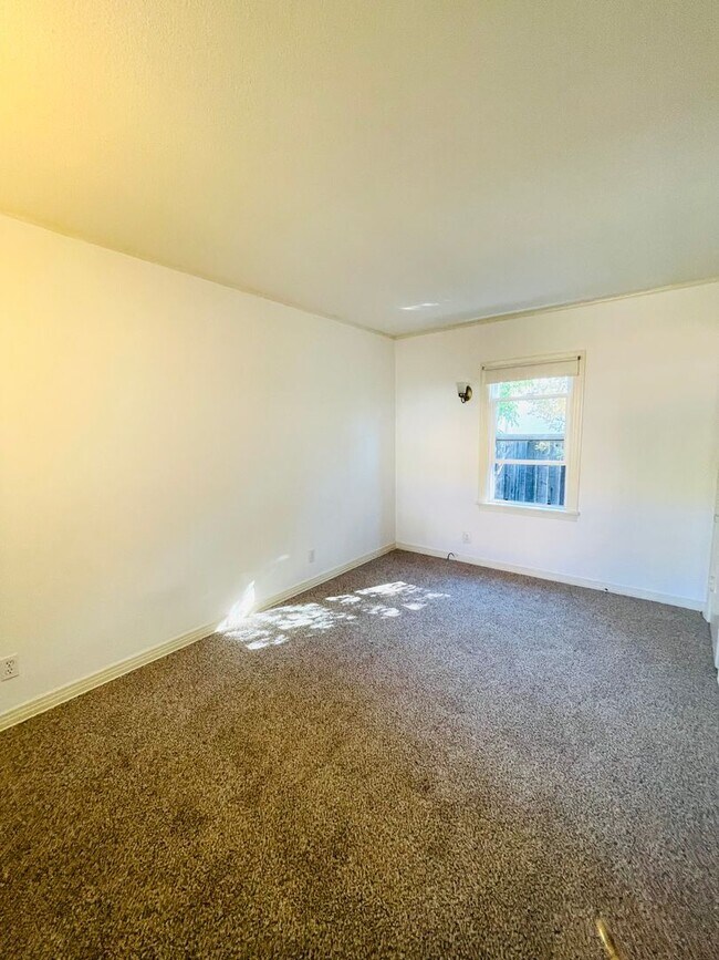 Building Photo - 482