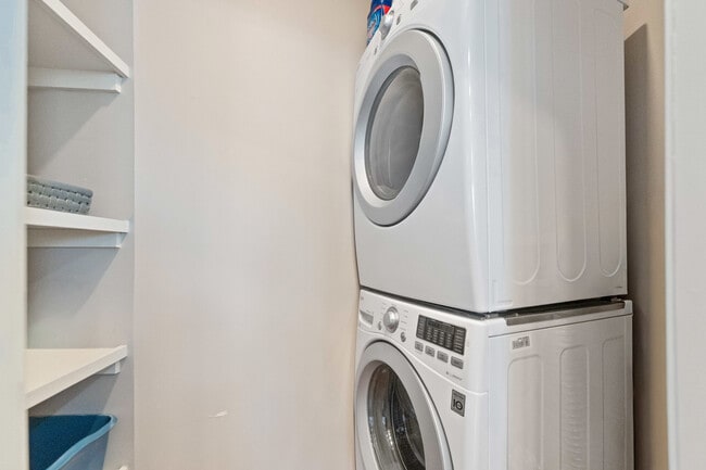 Building Photo - 2000 N Lincoln Park W