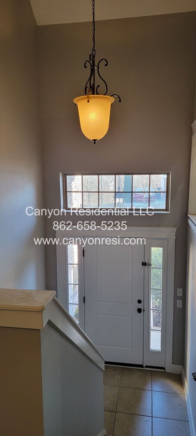 Building Photo - Nice Sized 4 Bed 3 Bath home in great location!