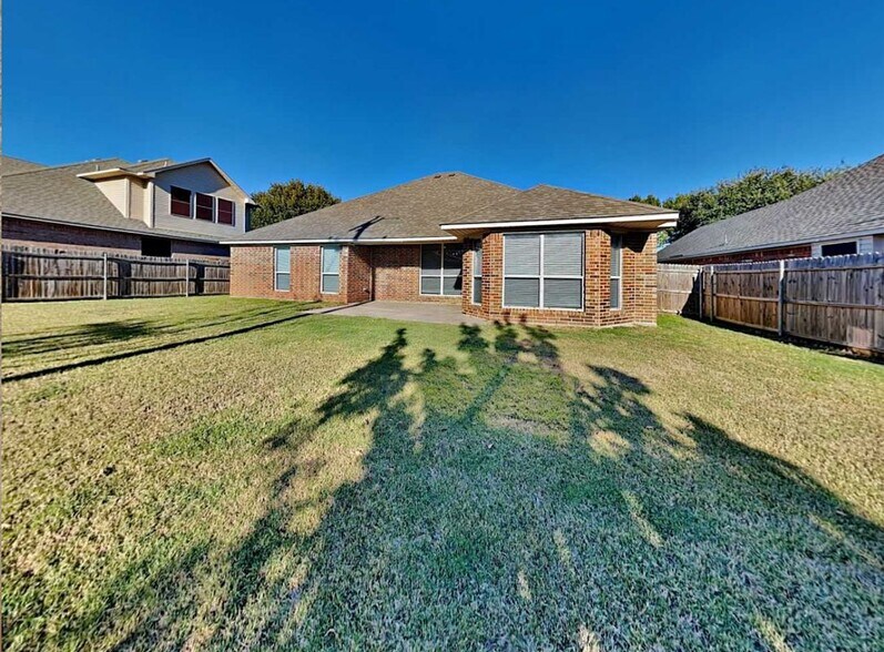 Building Photo - 2920 Crystal Way