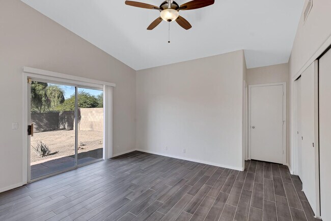 Building Photo - 302 N Hudson Pl