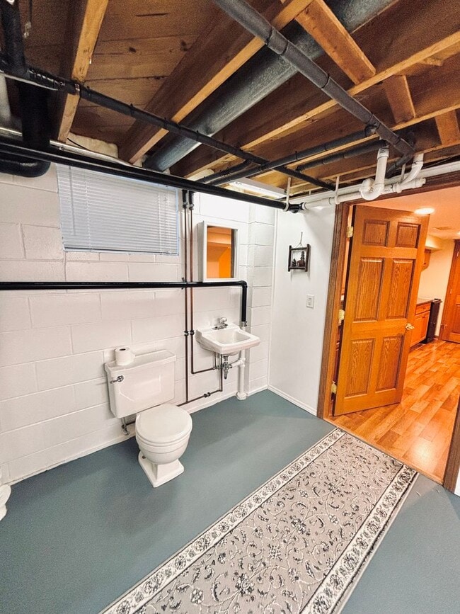 Building Photo - Sprawling 3bedroom 2bath Home in Roseville...