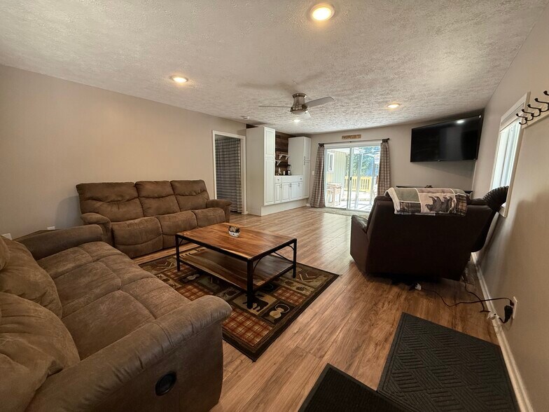 Building Photo - 1111 Woodsdale Dr