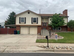 Building Photo - Spacious Sandy 3 Bedroom!