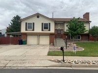 Building Photo - Spacious Sandy 3 Bedroom!