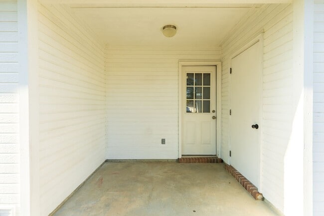 Building Photo - 3 Bedroom/2 Bath Home in Remerton