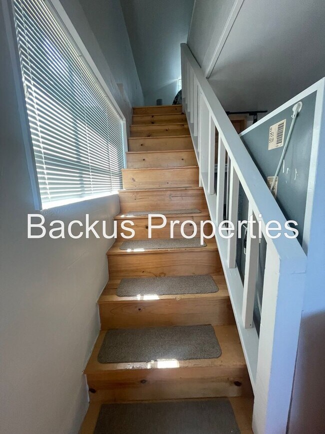 Building Photo - Wonderful partially furnished upper Seaside unit