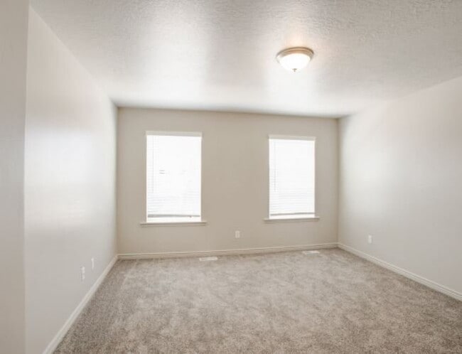 Building Photo - 858 N Old Fort Dr