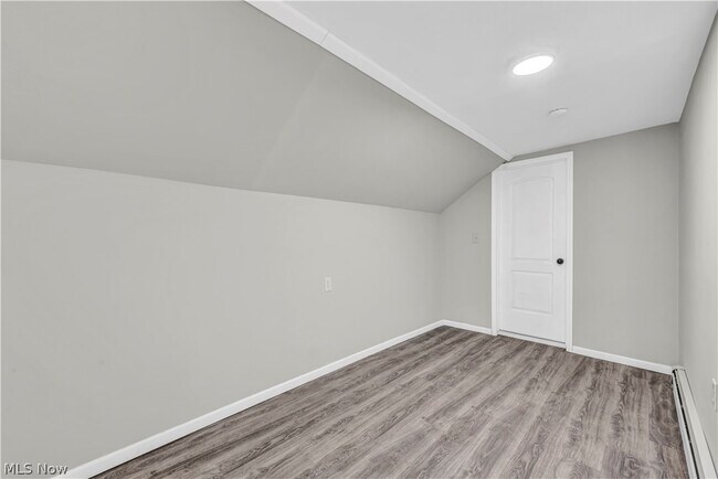 Building Photo - 3010 Daisy Ave