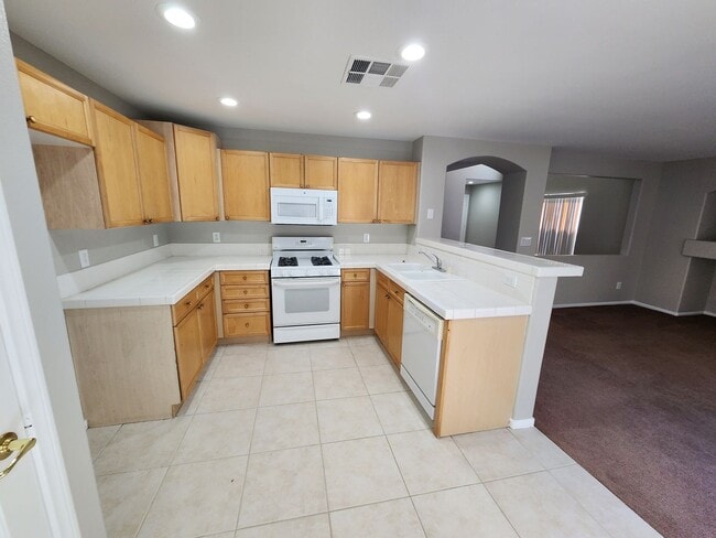 Building Photo - Gorgeous 3Bed/2.5 Bath home- located in N. Summerlin gated Community