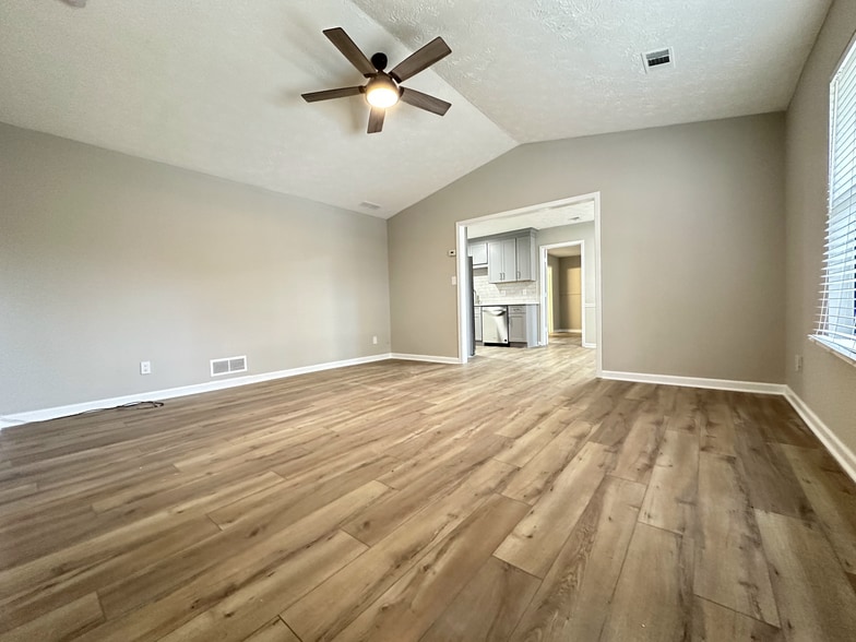 Building Photo - 572-574 Wedgewood Dr