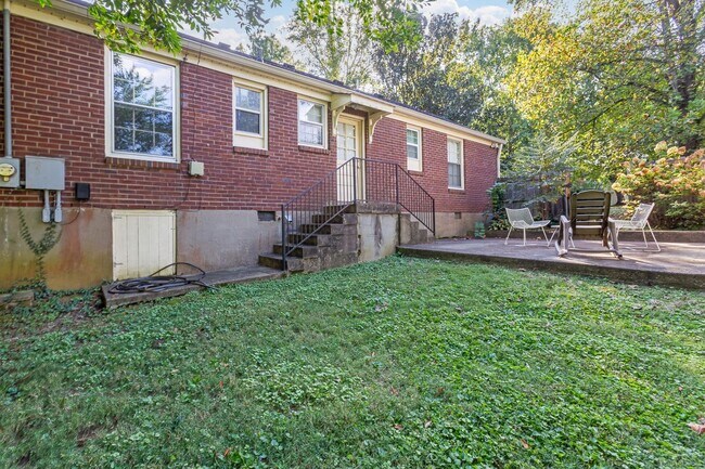 Building Photo - Cozy 3BD/2BA in the heart of Green Hills/L...