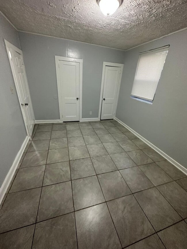 Building Photo - 1923-1925 Ella St