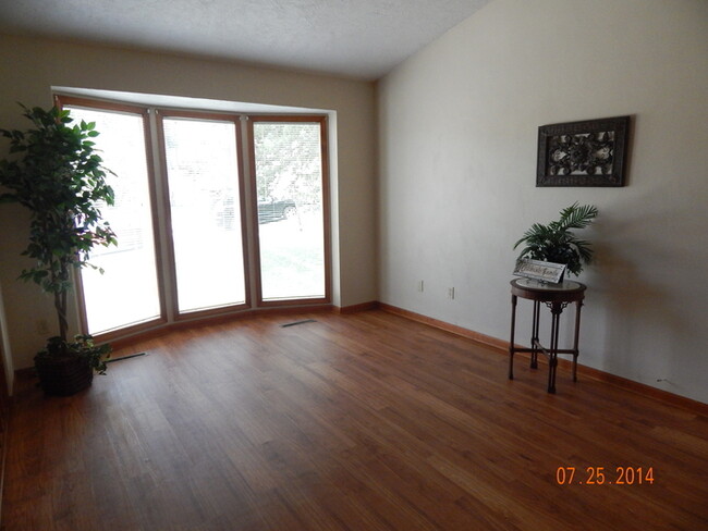 Building Photo - 3 bedroom, 2.75 bath, 2 car garage, family...