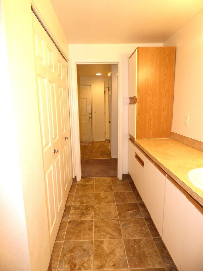 Building Photo - Rent Special: FREE May's Rent - 2 Bedroom 1 Bath Unit NE Salem!