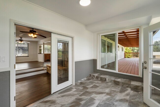 Building Photo - Spacious 5 Bedroom with Huge yard and 3 fireplaces