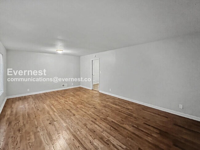 Building Photo - 3 Bed, 1.5 Bath Home with Carport / Pet-Friendly / Vouchers Accepted / Available Now!