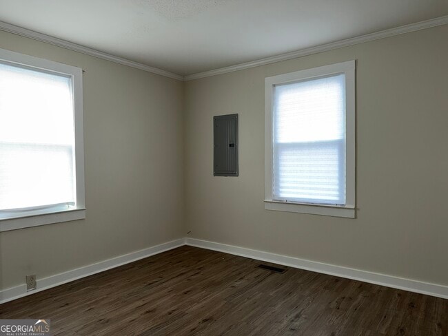 Building Photo - 1011 Walnut Ave SE