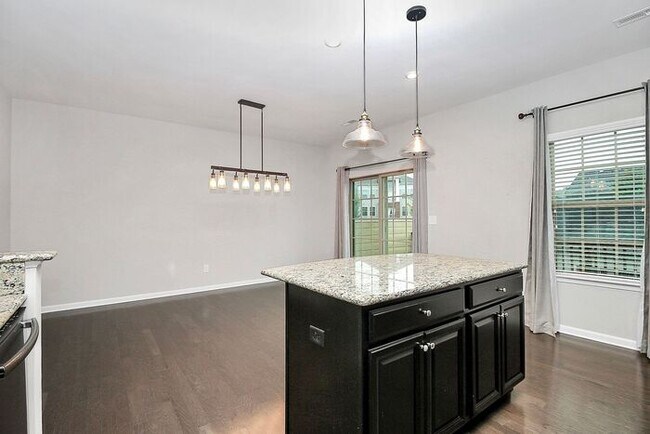 Building Photo - Stunning 3 Story 3BD/2+2HalfBA Townhome in...