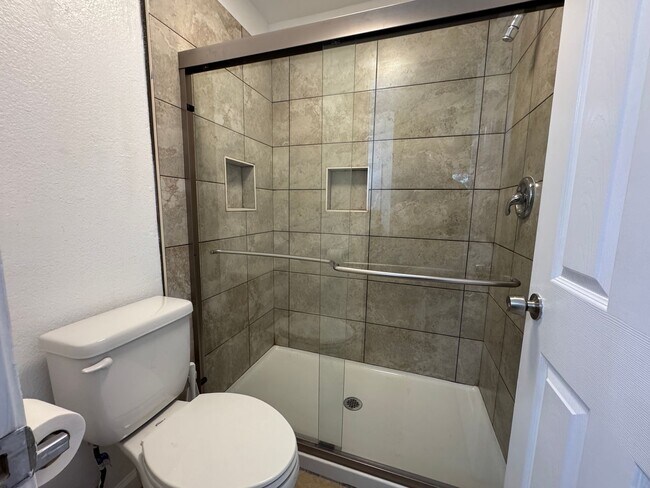 Building Photo - 3 Bed, 2 Bath Duplex in Quail Lakes Aea