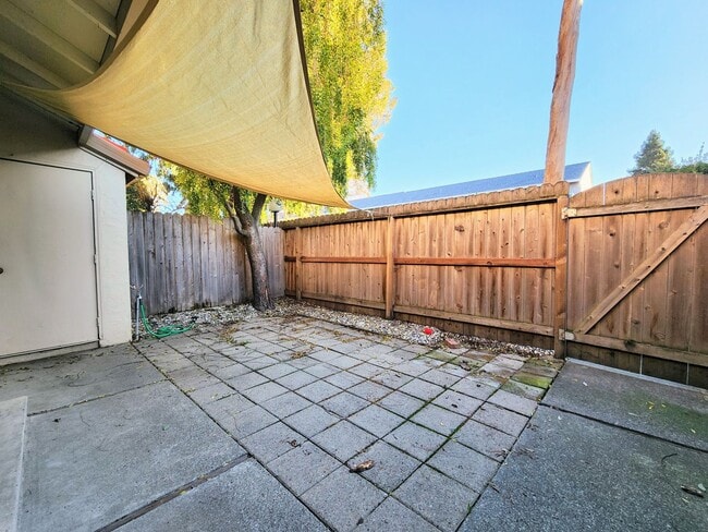 Building Photo - 2 Bedroom Townhome with Pool